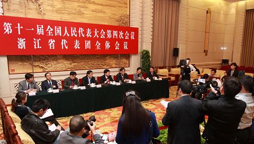 3月6日,十一屆全國(guó)人大四次會(huì)議浙江省代表團(tuán)全體會(huì)議對(duì)媒體開放。全體會(huì)議后,宗慶后等7位來(lái)自浙江的代表接受記者集體采訪。新華社記者 龐興雷 攝