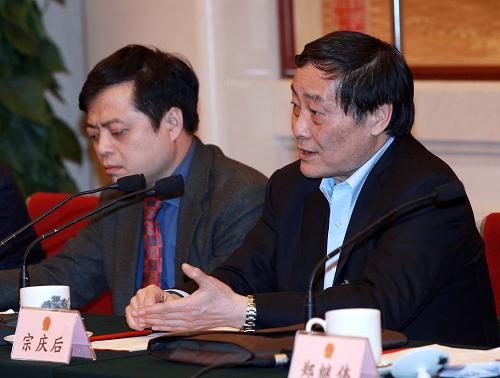 這是全國(guó)人大代表、娃哈哈集團(tuán)有限公司董事長(zhǎng)、總經(jīng)理宗慶后(右)就民營(yíng)企業(yè)社會(huì)責(zé)任問(wèn)題回答記者體提問(wèn)。新華社記者 龐興雷 攝