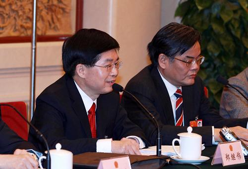 這是全國(guó)人大代表鄭繼偉(左)就醫(yī)護(hù)人員職業(yè)道德問(wèn)題回答記者提問(wèn)。新華社記者 龐興雷 攝