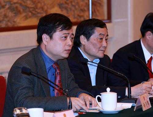 這是全國(guó)人大代表、正泰集團(tuán)股份有限公司董事長(zhǎng)、總裁南存輝就民營(yíng)企業(yè)創(chuàng)新問(wèn)題回答記者提問(wèn)。新華社記者 龐興雷 攝