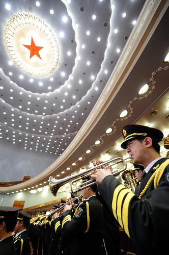 3月13日,中國(guó)人民政治協(xié)商會(huì)議第十一屆全國(guó)委員會(huì)第四次會(huì)議在北京人民大會(huì)堂舉行閉幕會(huì)。這是軍樂(lè)團(tuán)在奏樂(lè)。新華社記者 任勇 攝