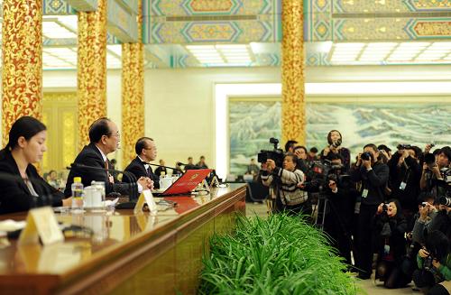 3月2日,全國政協(xié)十一屆五次會(huì)議在北京人民大會(huì)堂舉行新聞發(fā)布會(huì),大會(huì)發(fā)言人趙啟正介紹會(huì)議有關(guān)情況并回答中外記者提問。新華社記者 謝環(huán)馳 攝