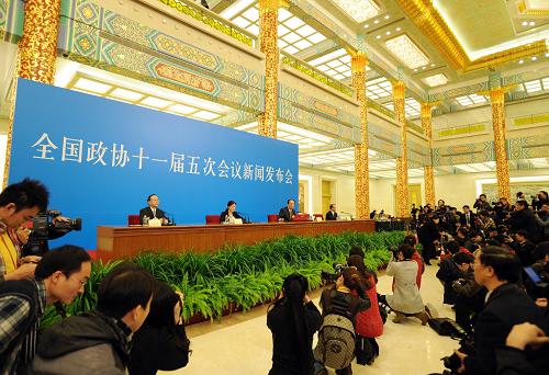 3月2日,全國政協(xié)十一屆五次會(huì)議在北京人民大會(huì)堂舉行新聞發(fā)布會(huì),大會(huì)發(fā)言人趙啟正介紹會(huì)議有關(guān)情況并回答中外記者提問。新華社記者 謝環(huán)馳 攝
