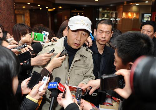 3月2日,全國政協(xié)委員陸續(xù)抵京報(bào)到,全國政協(xié)十一屆五次會(huì)議將于3月3日在北京人民大會(huì)堂開幕。這是全國政協(xié)委員馮小寧在北京國際飯店報(bào)到時(shí)接受記者采訪。新華社記者 鞠煥宗 攝
