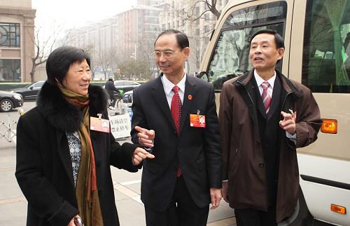 這是章聯(lián)生(中)和賴鞍山(右)、張秀娟代表一起交談,他們都很關(guān)注公民道德建設(shè)的議題。 新華社記者 劉衛(wèi)兵 攝