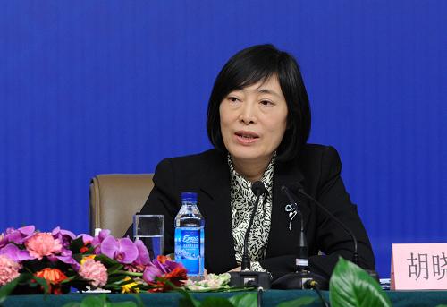 這是胡曉煉在回答記者提問。 新華社記者 鞠煥宗 攝