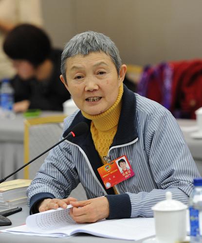 全國政協(xié)委員凌孜說,在提高教學(xué)質(zhì)量的同時,一定要加強母語和中華文明史的教育,決不能讓重英語輕母語的現(xiàn)象繼續(xù)蔓延下去。 新華社記者馬占成攝
