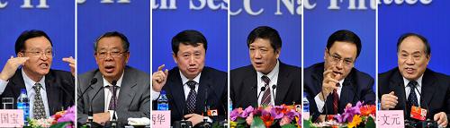 3月10日,全國(guó)政協(xié)十一屆五次會(huì)議在北京梅地亞中心舉行記者會(huì),全國(guó)政協(xié)委員張國(guó)寶、邵秉仁、王炳華、陸啟洲、李河君、牛文元(從左至右)就“發(fā)展新能源和清潔能源”相關(guān)問(wèn)題回答記者提問(wèn)。 新華社記者 王鵬 攝