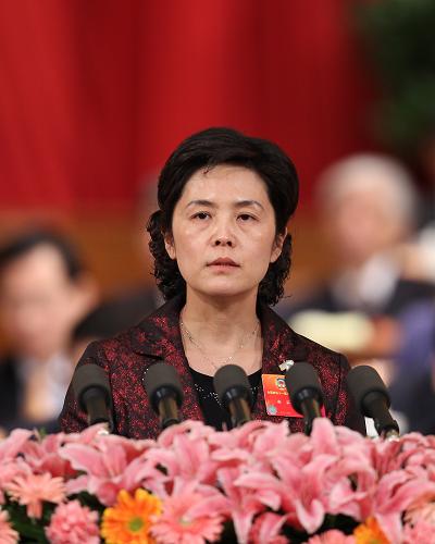 3月10日,全國政協(xié)十一屆五次會議在北京人民大會堂舉行第三次全體會議。這是謝茹委員代表無黨派人士界作《整合政府和社會資源 建立健全重大疾病保障機制》的發(fā)言。新華社記者 丁林 攝
