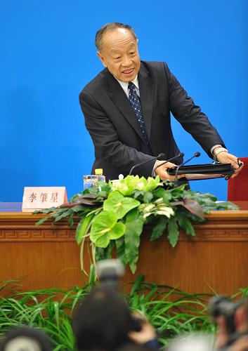 大會發(fā)言人李肇星介紹本次會議的有關(guān)情況,并回答中外記者的提問。新華社記者 王曄 攝