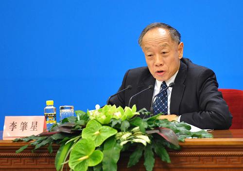 大會發(fā)言人李肇星介紹本次會議的有關(guān)情況,并回答中外記者的提問。新華社記者 王曄 攝