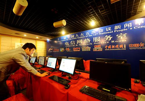 2月26日,在全國兩會新聞中心電信網(wǎng)絡(luò)服務(wù)室,工作人員在調(diào)試網(wǎng)絡(luò)。 當(dāng)日,設(shè)在北京西長安街北側(cè)梅地亞中心的全國兩會新聞中心正式開展工作。十一屆全國人大五次會議和全國政協(xié)十一屆五次會議將分別于3月5日和3月3日在北京開幕。 新華社記者燕雁攝