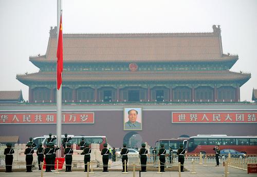 3月5日,第十一屆全國(guó)人民代表大會(huì)第五次會(huì)議在北京人民大會(huì)堂開(kāi)幕。這是天安門(mén)廣場(chǎng)上舉行升旗儀式。新華社記者 燕雁 攝