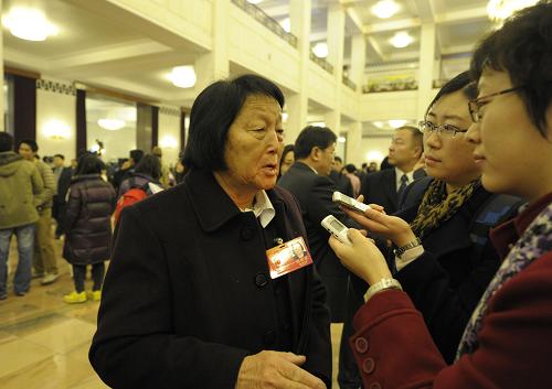 3月5日,第十一屆全國(guó)人民代表大會(huì)第五次會(huì)議在北京人民大會(huì)堂開(kāi)幕。這是申紀(jì)蘭代表在會(huì)議開(kāi)幕前接受記者采訪(fǎng)。 新華社記者 楊宗友 攝