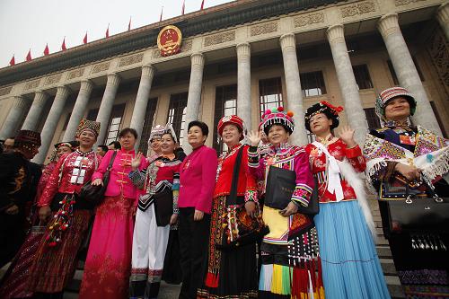 3月5日,第十一屆全國(guó)人民代表大會(huì)第五次會(huì)議在北京人民大會(huì)堂開(kāi)幕。這是代表準(zhǔn)備進(jìn)入人民大會(huì)堂。 新華社記者 王申 攝