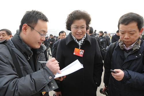 3月5日,第十一屆全國(guó)人民代表大會(huì)第五次會(huì)議在北京人民大會(huì)堂開(kāi)幕。這是記者在采訪(fǎng)全國(guó)人大代表吳翠云。 新華社記者 王建華 攝