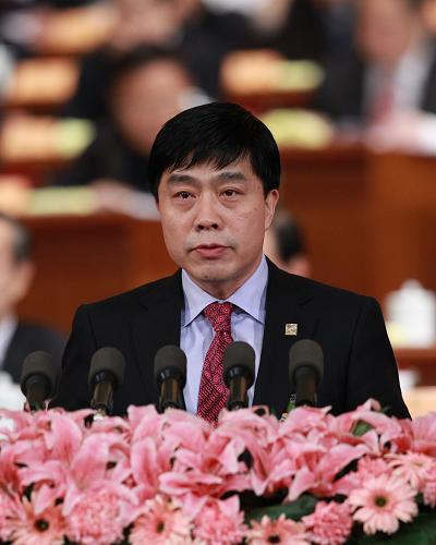 3月9日,全國政協(xié)十一屆五次會議在北京人民大會堂舉行第二次全體會議。這是吳一堅委員代表全國工商聯(lián)作《齊心協(xié)力共助小微企業(yè)“保生存謀發(fā)展”》的發(fā)言。 新華社記者 龐興雷 攝