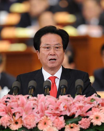 3月9日,全國政協(xié)十一屆五次會議在北京人民大會堂舉行第二次全體會議。這是陳經(jīng)緯委員作《將香港打造成實施“走出去”戰(zhàn)略的重要平臺》的發(fā)言。 新華社記者 謝環(huán)馳 攝