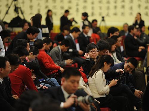 3月14日,國務(wù)院總理溫家寶將在北京人民大會堂與中外記者見面,并回答記者提問。這是眾多記者在金色大廳等待記者會的開始。新華社記者 鞠煥宗 攝