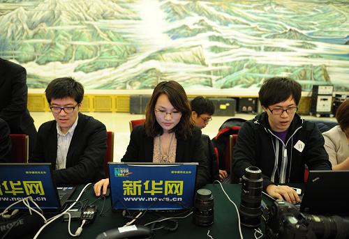3月14日,國務(wù)院總理溫家寶將在北京人民大會堂與中外記者見面,并回答記者提問。這是記者在金色大廳內(nèi)對設(shè)備進(jìn)行采訪前的測試。 新華社記者 鞠煥宗 攝