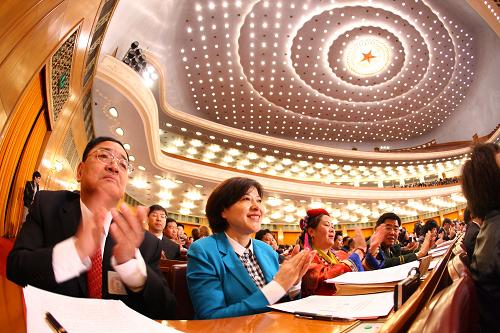 3月14日,第十一屆全國人民代表大會第五次會議在北京人民大會堂舉行閉幕會。這是代表在鼓掌。 新華社記者 陳建力 攝