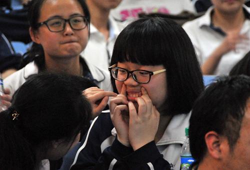 5月21日,南昌市豫章中學(xué)高三年級(jí)的兩名女生在考前減壓輔導(dǎo)課上的“‘八顆牙’微笑減壓”環(huán)節(jié)中互相逗樂(lè):“來(lái),讓我看看你露出了幾顆牙!”新華社發(fā)(陳子夏攝)