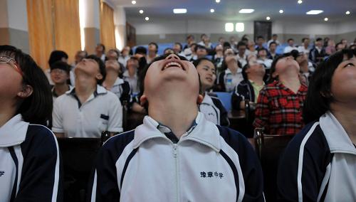 5月21日,南昌市豫章中學(xué)高三年級(jí)的學(xué)生們?cè)谛睦磔o導(dǎo)老師的帶領(lǐng)下,做輕松愉快的減壓動(dòng)作。新華社發(fā)(陳子夏攝)