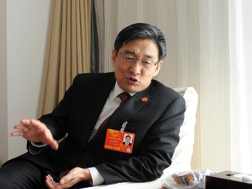 這是劉鳳海代表接受記者采訪(3月11日攝)。新華社記者 楊青 攝