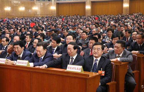 3月16日,十二屆全國人大一次會議在北京人民大會堂舉行第六次全體會議。這是代表在表決。新華社記者 劉衛(wèi)兵 攝