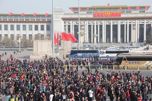 3月3日,中國(guó)人民政治協(xié)商會(huì)議第十二屆全國(guó)委員會(huì)第一次會(huì)議即將在北京人民大會(huì)堂開幕。這是會(huì)議開幕前的天安門廣場(chǎng)。 新華社記者 李剛 攝