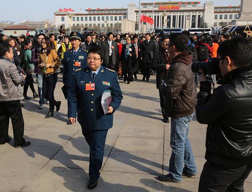 3月3日,中國(guó)人民政治協(xié)商會(huì)議第十二屆全國(guó)委員會(huì)第一次會(huì)議即將在北京人民大會(huì)堂開幕。這是全國(guó)政協(xié)委員韓紅抵達(dá)天安門廣場(chǎng)。 新華社記者 金立旺 攝