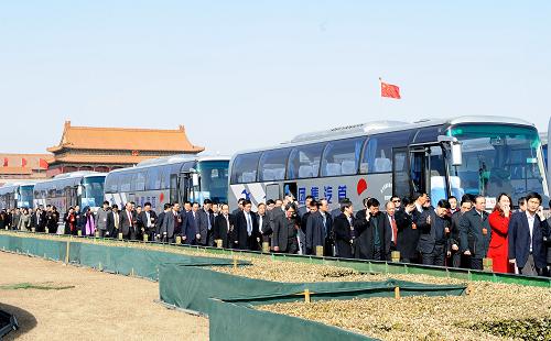 3月3日,中國(guó)人民政治協(xié)商會(huì)議第十二屆全國(guó)委員會(huì)第一次會(huì)議即將在北京人民大會(huì)堂開幕。這是全國(guó)政協(xié)委員抵達(dá)天安門廣場(chǎng)。 新華社記者 楊宗友 攝