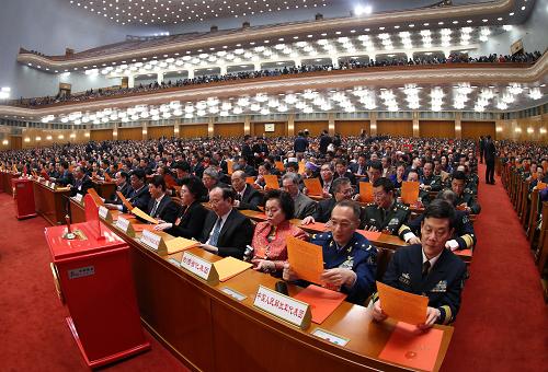 3月16日,十二屆全國人大一次會(huì)議在北京人民大會(huì)堂舉行第六次全體會(huì)議。這是代表查看選票。新華社記者 龐興雷 攝