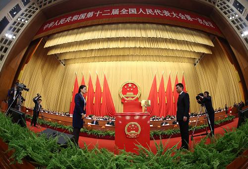 3月16日,十二屆全國人大一次會(huì)議在北京人民大會(huì)堂舉行第六次全體會(huì)議。這是監(jiān)票人在票箱旁就位。新華社記者 龐興雷 攝