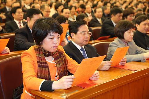 3月16日,十二屆全國人大一次會(huì)議在北京人民大會(huì)堂舉行第六次全體會(huì)議。這是代表在檢查選票。新華社記者 陳建力 攝