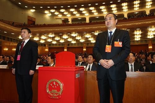 3月16日,十二屆全國人大一次會(huì)議在北京人民大會(huì)堂舉行第六次全體會(huì)議。這是監(jiān)票人(右)在投票箱旁就位。新華社記者 陳建力 攝