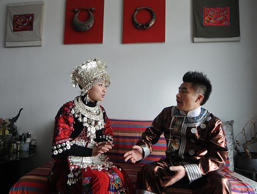貴州省歌舞劇院獨(dú)唱演員雷艷(左)在苗族同胞潘興州家走訪調(diào)研(2月27日攝)。新華社發(fā)(陶亮 攝)