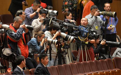 3月16日,十二屆全國人大一次會議在北京人民大會堂舉行第六次全體會議。這是記者在會場拍攝采訪。新華社記者 王頌 攝