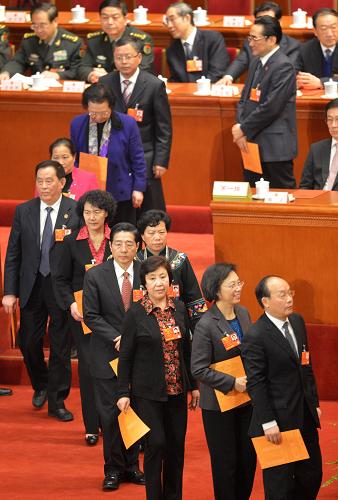 3月16日,十二屆全國人大一次會議在北京人民大會堂舉行第六次全體會議。這是代表準備投票。新華社記者 王頌 攝
