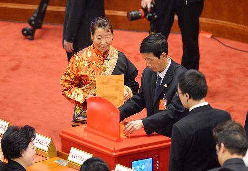 3月16日,十二屆全國人大一次會議在北京人民大會堂舉行第六次全體會議。這是代表在投票。新華社記者 王頌 攝