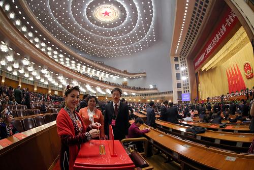 3月16日,十二屆全國人大一次會議在北京人民大會堂舉行第六次全體會議。這是代表在投票。新華社記者 蘭紅光 攝