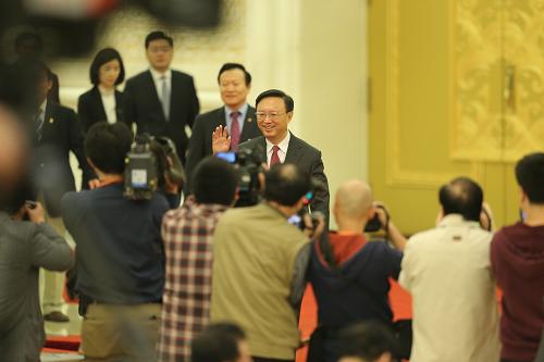 3月9日,十二屆全國人大一次會議在北京人民大會堂舉行記者招待會,外交部長楊潔篪回答中外記者提問。這是楊潔篪步入會場。新華社記者 邢廣利 攝