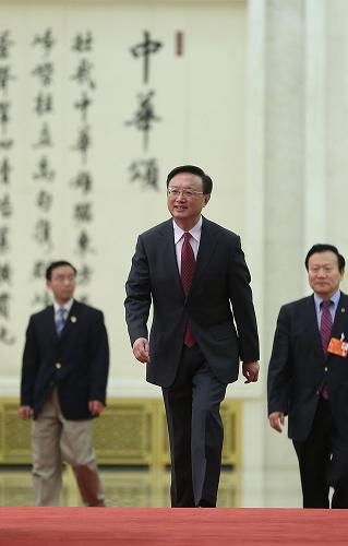3月9日,十二屆全國人大一次會議在北京人民大會堂舉行記者招待會,外交部長楊潔篪回答中外記者提問。這是楊潔篪步入會場。新華社記者 王申 攝