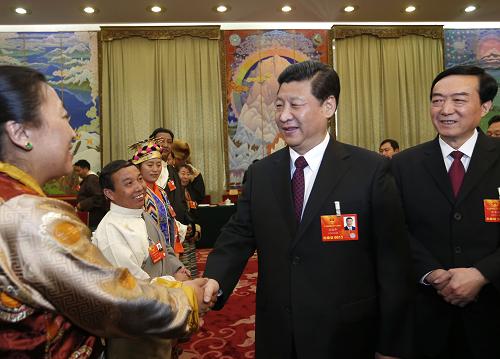 3月9日,中共中央總書記、中共中央軍委主席習(xí)近平參加十二屆全國人大一次會議西藏代表團的審議。這是習(xí)近平同代表親切交談。新華社記者 鞠鵬 攝