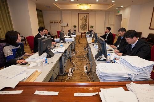 3月11日,十二屆全國(guó)人大一次會(huì)議秘書處議案組的工作人員在整理議案。當(dāng)日12時(shí)是十二屆全國(guó)人大一次會(huì)議代表提交議案的截止時(shí)間。據(jù)介紹,本次會(huì)議議案組共收到以代表團(tuán)名義和30名以上代表聯(lián)名提出的議案400件左右,大會(huì)主席團(tuán)13日將公布準(zhǔn)確數(shù)字。新華社記者 劉金海 攝