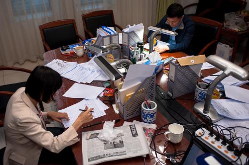 3月11日,十二屆全國(guó)人大一次會(huì)議秘書處議案組的工作人員在整理議案。新華社記者 劉金海 攝