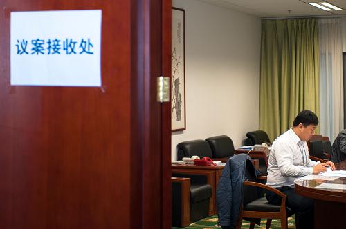 3月11日,十二屆全國(guó)人大一次會(huì)議秘書處議案組的工作人員在整理議案。 當(dāng)日12時(shí)是十二屆全國(guó)人大一次會(huì)議代表提交議案的截止時(shí)間。據(jù)介紹,本次會(huì)議議案組共收到以代表團(tuán)名義和30名以上代表聯(lián)名提出的議案400件左右,大會(huì)主席團(tuán)13日將公布準(zhǔn)確數(shù)字。 新華社記者 劉金海 攝