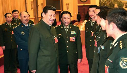 月11日,中共中央總書記、中共中央軍委主席習(xí)近平出席十二屆全國人大一次會(huì)議解放軍代表團(tuán)全體會(huì)議并發(fā)表重要講話。這是會(huì)議結(jié)束時(shí),習(xí)近平等軍委領(lǐng)導(dǎo)接見來自基層的部分軍隊(duì)人大代表,同他們親切交談。 新華社記者 李剛 攝