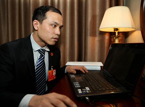 3月9日,董林在駐地房間修改即將提交的議案。新華社記者 陳建力 攝