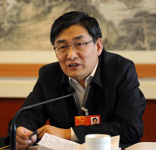 全國人大代表劉鳳海說,城鎮(zhèn)化建設(shè)的核心是人,讓農(nóng)民覺得能就業(yè)、有保障、環(huán)境好的新農(nóng)村應(yīng)該是城鎮(zhèn)化建設(shè)的一個總體方向。城鎮(zhèn)化建設(shè)要以產(chǎn)業(yè)發(fā)展為支撐,這是城鎮(zhèn)化建設(shè)的根本,沒有產(chǎn)業(yè)就沒有就業(yè)。 新華社記者 楊青 攝